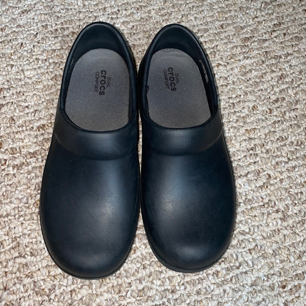 Nurse shoes size 6 women.